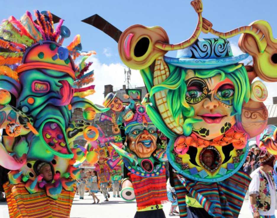 carnavales negros y blancos saliendo desde cali