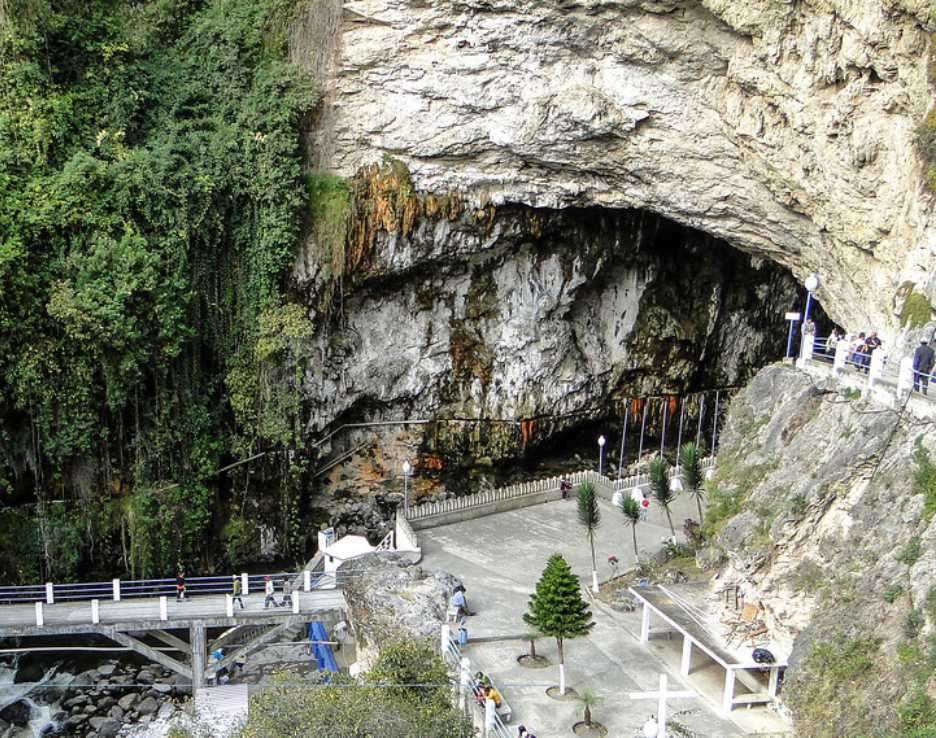 gruta de la paz ecuador